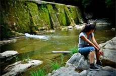 Tânără la pârâul de apă