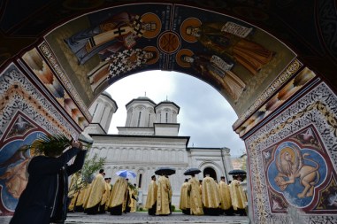 Preoti asteapta inceperea pelerinajului cu prilejul sarbatorii de Florii, organizat de Patriarhia Romana si Arhiepiscopia Bucurestilor, in Bucuresti, sambata, 12 aprilie 2014. Crestinii ortodocsi praznuiesc, duminica, Floriile, cea mai importanta sarbatoare care vesteste Pastele, rememorand intrarea lui Iisus in Ierusalim, unde a fost aclamat de locuitorii orasului si intampinat cu frunze de palmier. ANDREEA ALEXANDRU / MEDIAFAX FOTO