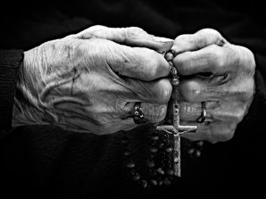 O femeie tine in mana matanii