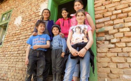 Lenuţa Podariu cu 5 dintre copii ei