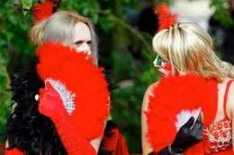 homosexualii-si-lesbienele-defileaza-in-aceasta-dupa-amiaza-prin-bucuresti