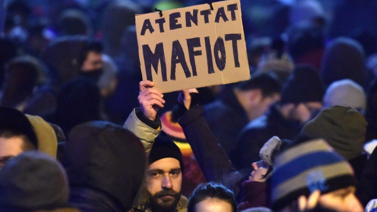 protest-anti-gratiere-guvern-ordonanta-piata-victoriei-oameni-populatie-d4lbah365w